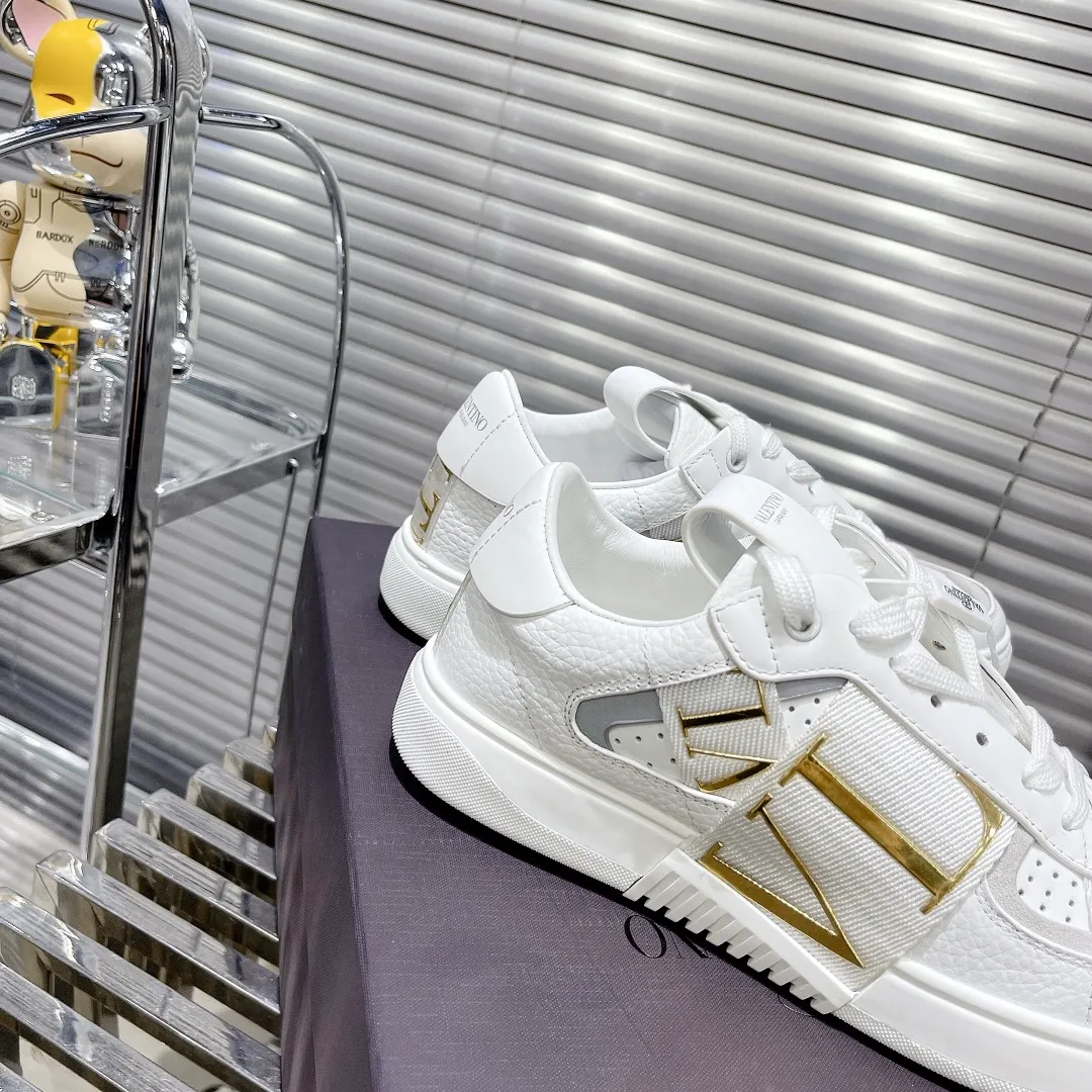 👟👟Ex-factory price 600👟👟 Valentino ONE STUD calfskin lace-up sneakers. Soft suede low-top sneakers, classic and versatile, couple's sneakers, special goods, worth buying! A pair of simple shoes with unique details will save you from the difficulty of dressing. OneStud sneakers, with quilted plaid and oversized rivets, create an eye-catching punk style and get rid of the heavy feeling of this season's clothing. Upraise calfskin derby shoes, with exquisite leather construction and simple silhouette, and smooth lines set the tone of coolness, are a versatile item in the wardrobe. There are more Valentino boutique shoes waiting for you to unlock! It’s time to get the shoes you’ve been coveting for a long time! Officially on sale 7,+++ - Seven straps, decorated with metallic rubber effect. Decoration on the back and tongue. Size 35-44.